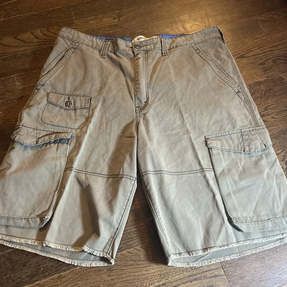 Levis‎ Workwear Cargo Shorts Mens Size 40 Green Khaki Raw Hem 11 Inch Inseam